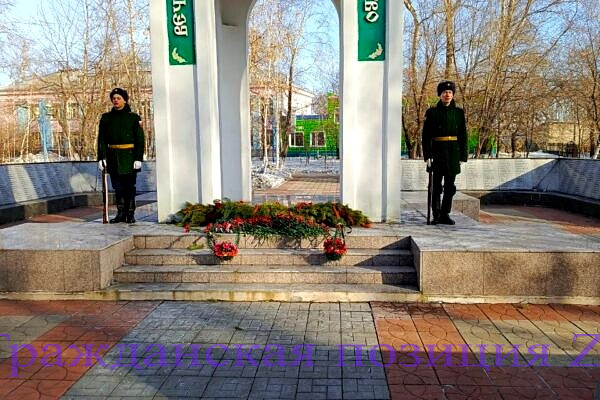 Акция "цветы у обелиска"