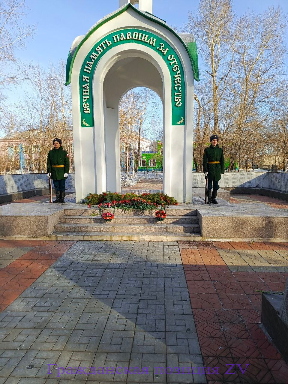 Акция "цветы у обелиска"